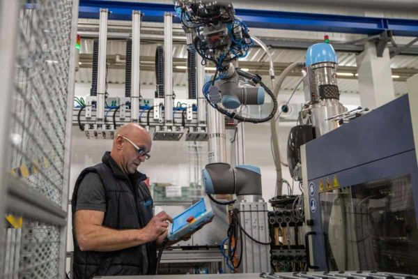 UR Cobots: The New Option for Injection Molders