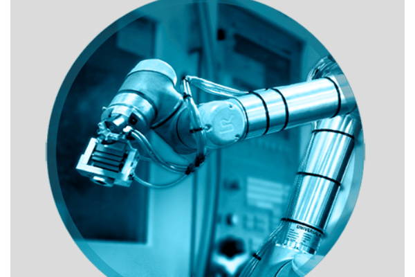 Universal Robots: Injection Molding by Collaborative Robot Arms